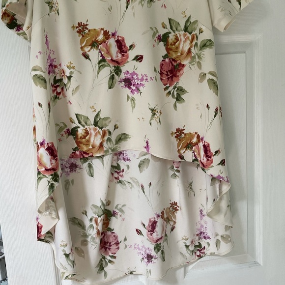 Gorgeous floral high-low blouse size small - Picture 3 of 6